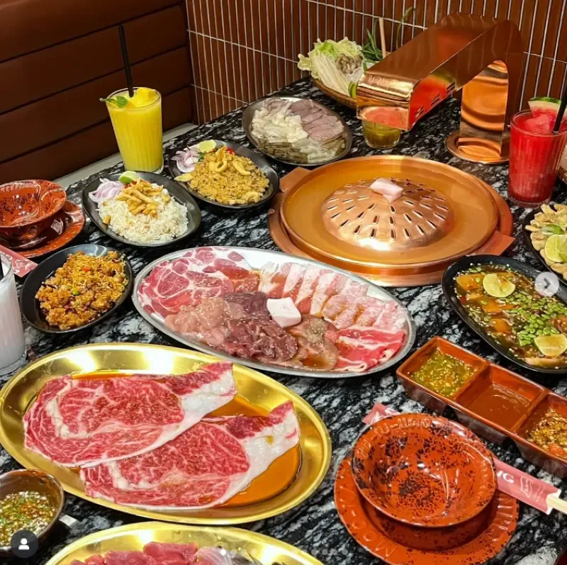 ปิ้งย่างใกล้รถไฟฟ้า BTS ร้าน ชิ้นโบว์แดง 