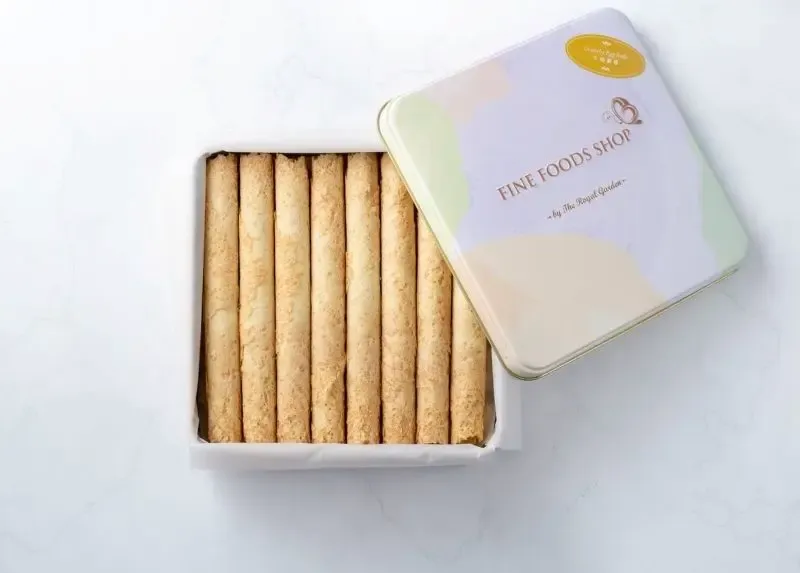 ขนม egg roll ร้าน The Royal Garden Hotel