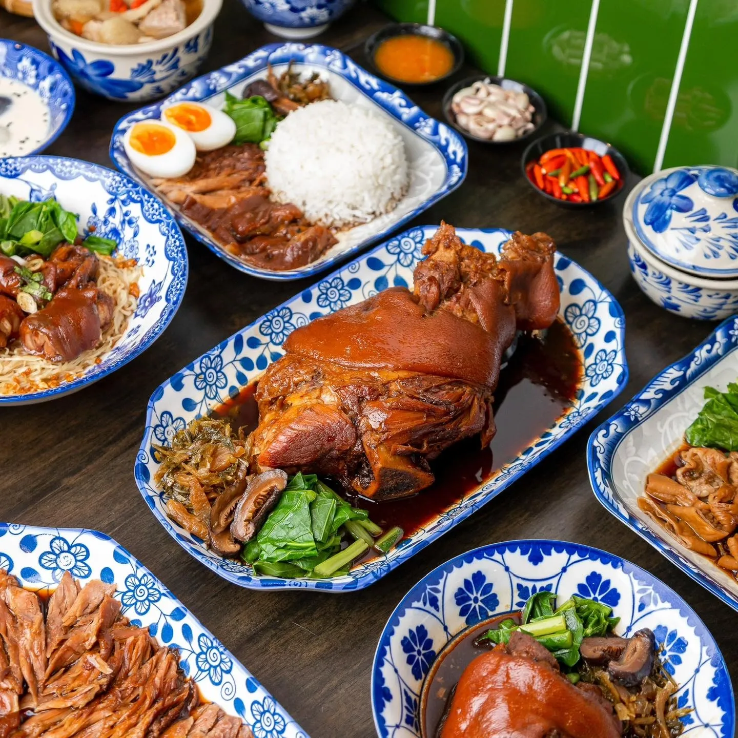 จันทน์เจริญ  ข้าวขาหมูและก๋วยเตี๋ยวไก่