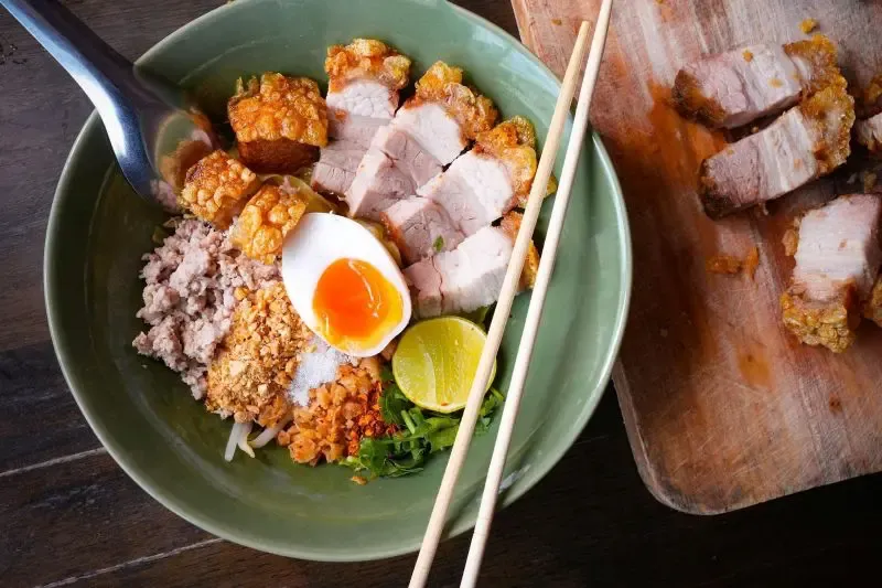 ร้านอาหารบรรทัดทอง เฮียจู๋ ก๋วยเตี๋ยวต้มยำหมูบะช่อ