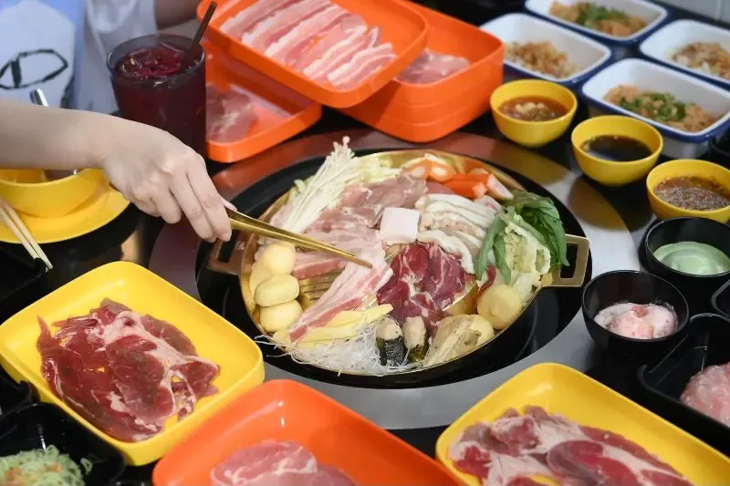 ปิ้งย่างใกล้รถไฟฟ้า MRT ร้านหมูสองชั้น