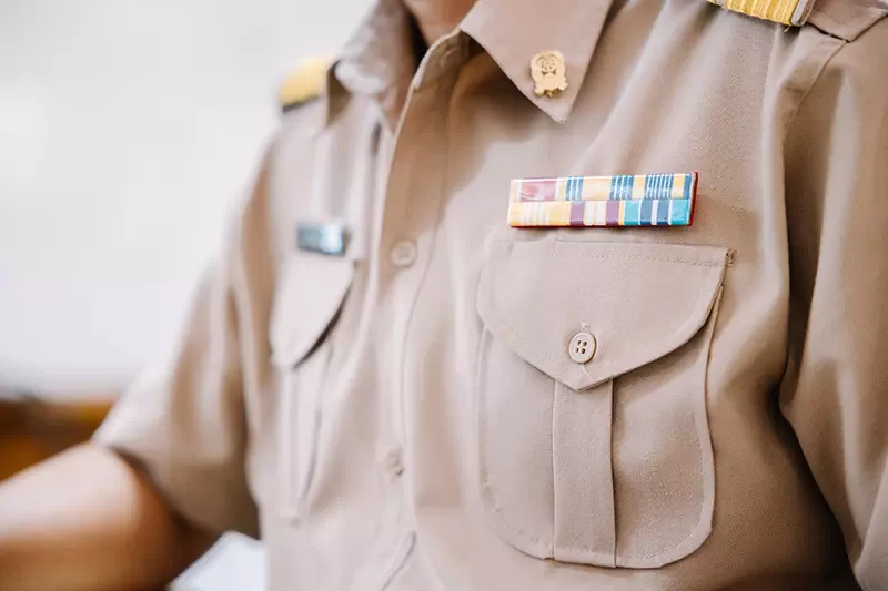 การใส่แพรแถบ