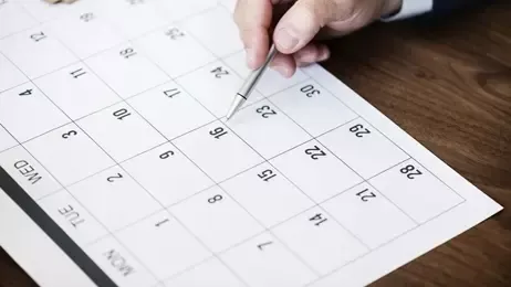 นักธุรกิจลงนัดหมายบนปฏิทิน