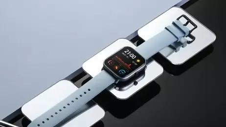 Amazfit GTS 3 วางอยู่บนแผ่นโลหะสีเงิน