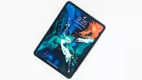 iPad Pro 2021 วางบนโต๊ะสีขาว