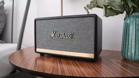 ลําโพงบลูทูธ Marshall วางบนโต๊ะเล็กข้างเตียงนอน