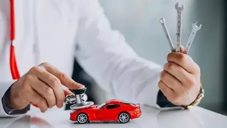 ช่างซ่อมรถพร้อมหูฟัง