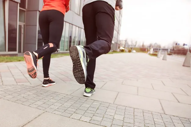 ผู้หญิงและผู้ชายลังวิ่งออกกำลังกายด้วยกัน ผู้หญิงและผู้ชายลังวิ่งออกกำลังกายด้วยกัน