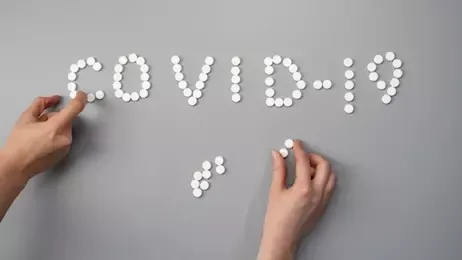 นำเม็ดยาสีขาวมาเรียงเป็นคำว่า COVID-19