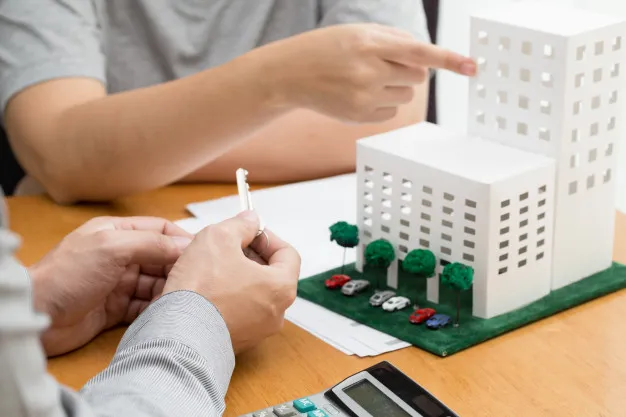 ลูกค้ากำลังเลือกซื้อห้องคอนโด