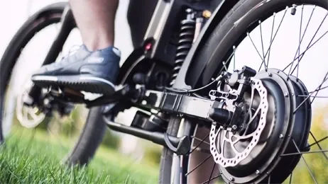 คนปั่นจักรยานไฟฟ้า