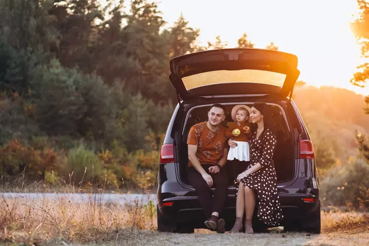 ครอบครัวเดินทางท่องเที่ยวด้วยรถยนต์ 