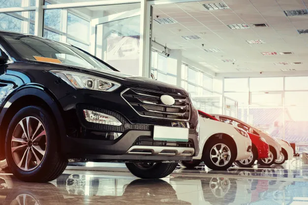 รถยนต์จอดอยู่ในโชว์รูมรถหลายคัน รถยนต์จอดอยู่ในโชว์รูมรถหลายคัน