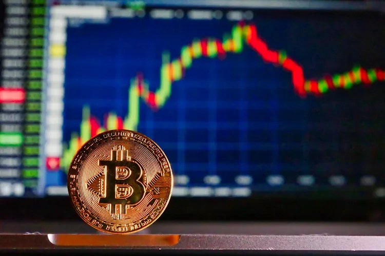 เหรียญ Bitcoin วางหน้าจอกระดานเทรด เหรียญ Bitcoin วางหน้าจอกระดานเทรด