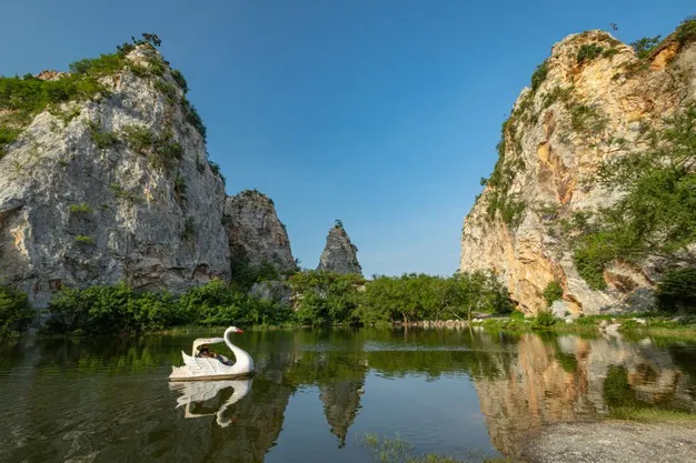 ภาพอุทยานหินเขางู พร้อมเรือปั่น จังหวัดราชบุรี 
