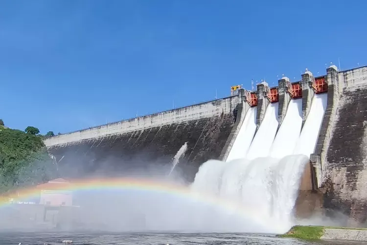 ภาพน้ำตกยักษ์ที่เขื่อนขุนด่านปราการชล หนึ่งปีมีให้ชมเพียงครั้งเดียว ภาพน้ำตกยักษ์ที่เขื่อนขุนด่านปราการชล หนึ่งปีมีให้ชมเพียงครั้งเดียว