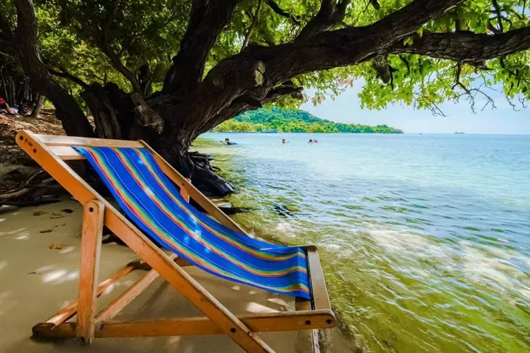 นั่งชิลล์ริมหาดเกาะขาม ชมวิวทะเลเพลิน ๆ ฟังเสียงคลื่นเบา ๆ นั่งชิลล์ริมหาดเกาะขาม ชมวิวทะเลเพลิน ๆ ฟังเสียงคลื่นเบา ๆ