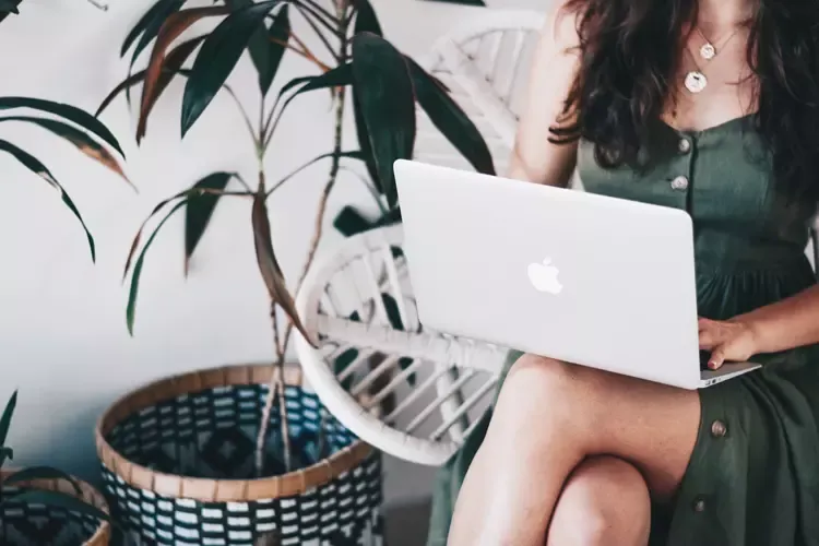 ผู้หญิงใช้งาน MacBook ผู้หญิงใช้งาน MacBook