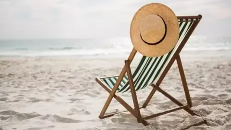 หมวกฟางแขวนบนเก้าอี้ชายหาด