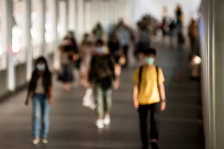 ประชาชนสวมหน้ากากอนามัยขณะเดินทางไปทำงาน ประชาชนสวมหน้ากากอนามัยขณะเดินทางไปทำงาน