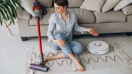 ผู้หญิงนั่งเลือกเครื่องดูดฝุ่น