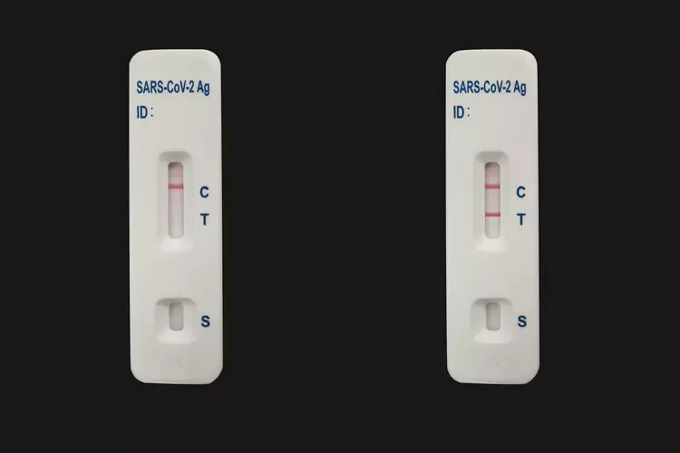 หากมีขีดสีแดงขึ้น 2 ขีด หมายถึง ผลบวก หรือพบเชื้อ COVID-19 