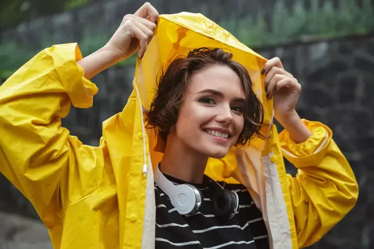 ผู้หญิงสวมชุดกันฝน 