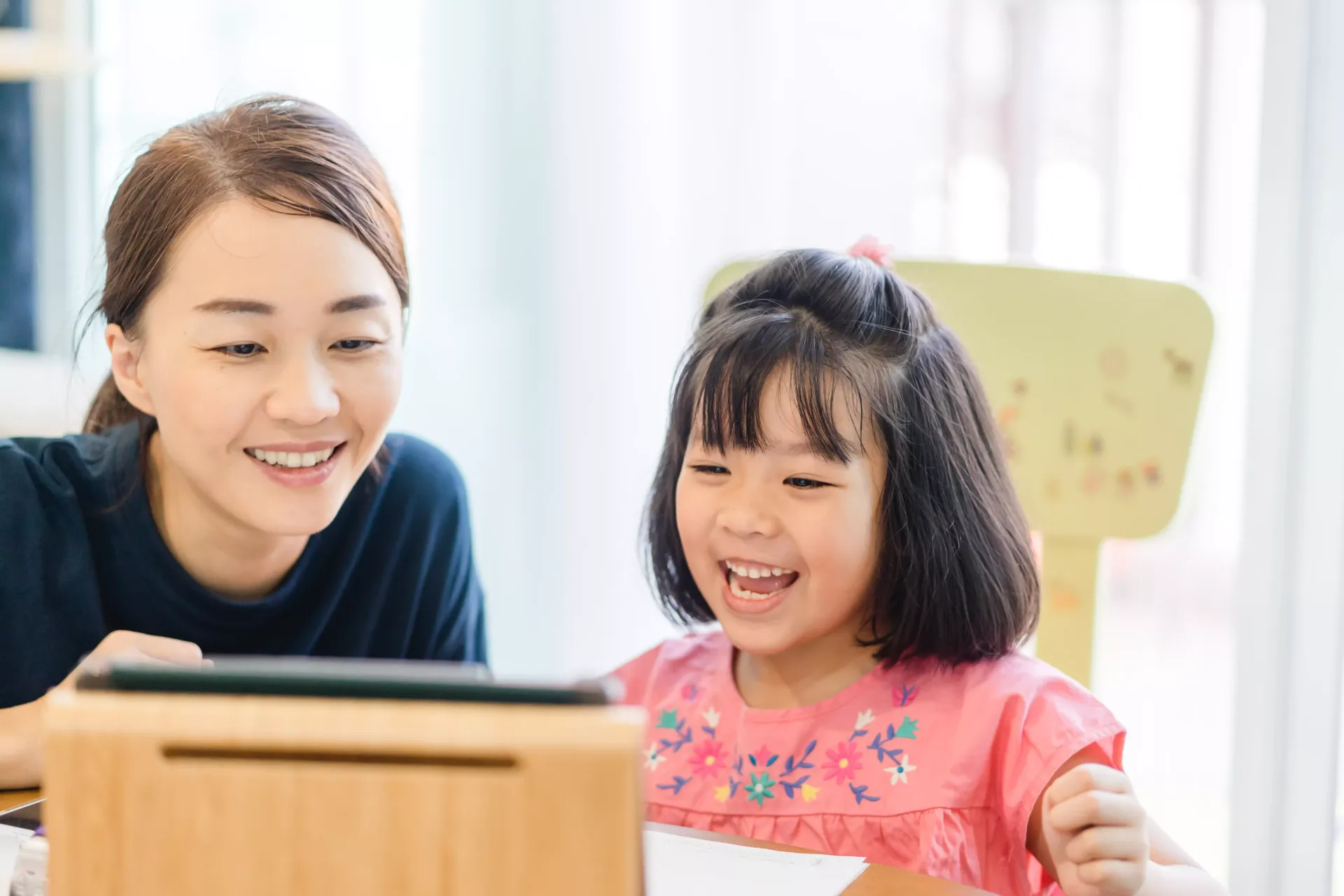 ชุดโต๊ะและเก้าอี้สำหรับการนั่งเรียนออนไลน์ ชุดโต๊ะและเก้าอี้สำหรับการนั่งเรียนออนไลน์