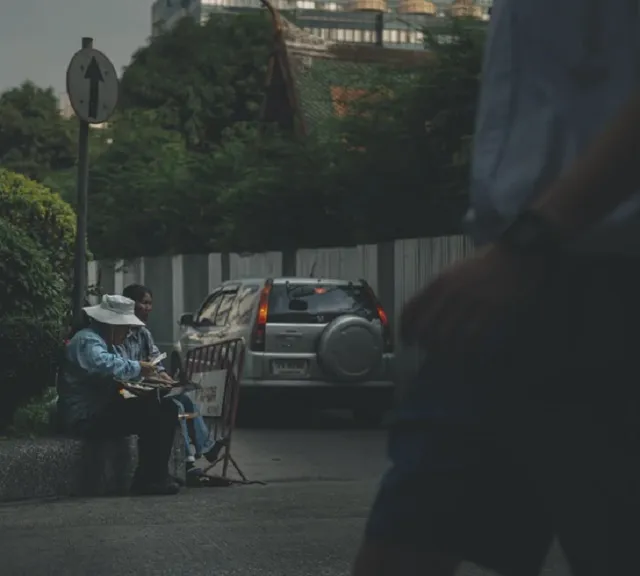 คนขายลอตเตอรี่นั่งอยู่ในแหล่งชุมชน คนขายลอตเตอรี่นั่งอยู่ในแหล่งชุมชน