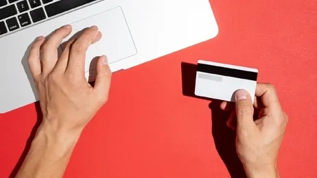 ผู้ชายถือบัตรเครดิตในมือ