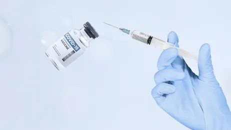 ขวดวัคซีนโควิดและเข็มฉีดยา