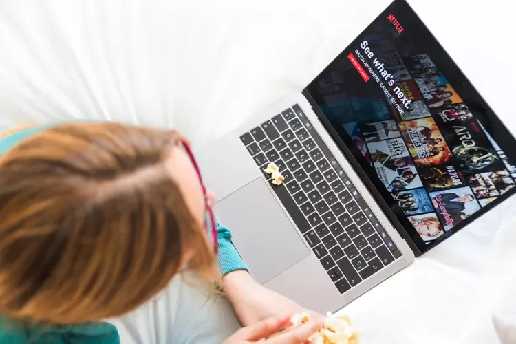 ผู้หญิงนอนดู Netfilx ในโน๊ตบุ๊คบนเตียงนอน ผู้หญิงนอนดู Netfilx ในโน๊ตบุ๊คบนเตียงนอน