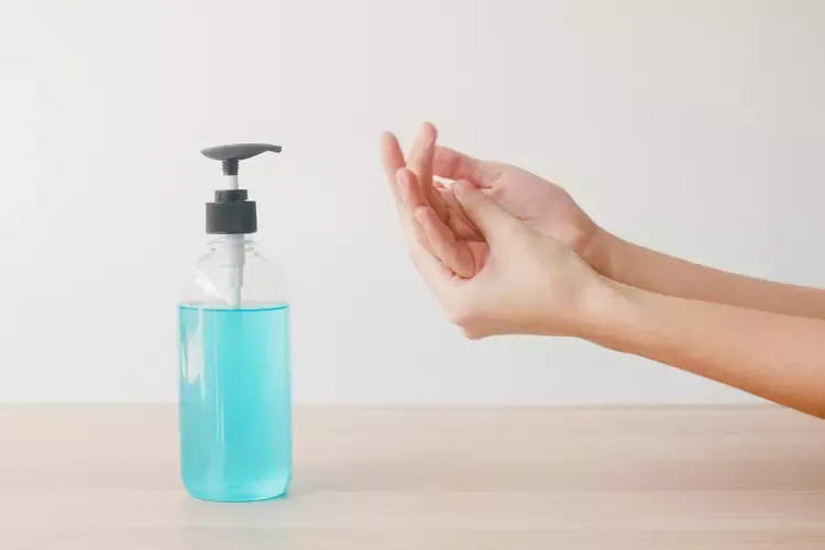 ผู้หญิงใช้เจลแอลกอฮอล์ล้างมือ ผู้หญิงใช้เจลแอลกอฮอล์ล้างมือ