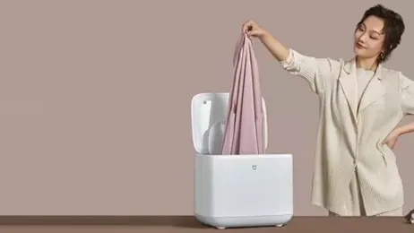 ผู้หญิงหยิบเสื้อออกจากเครื่องซักผ้า Xiaomi