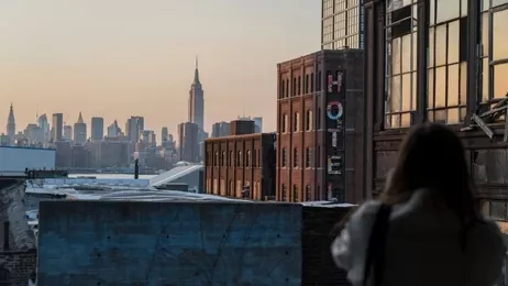 บรรยากาศวิวเมืองที่มองเห็นป้ายโรงแรม