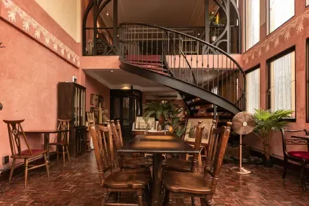 ห้องอาหาร Ron Ron Slow Bar