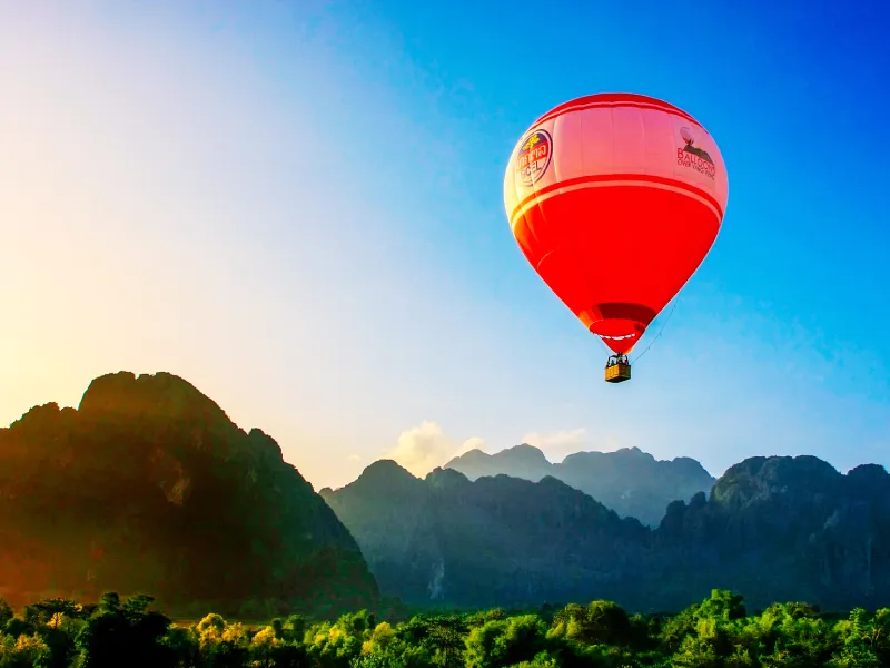 นั่งรถไฟเที่ยววังเวียง ทัวร์บอลลูน