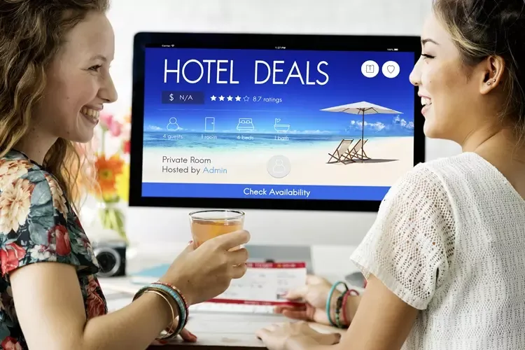 ผู้หญิงสองคนกำลังจองโรงแรม