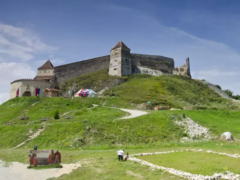 ริมฝั่งแม่น้ำแดมโบวิตา (Dambovita) ริมฝั่งแม่น้ำแดมโบวิตา (Dambovita)