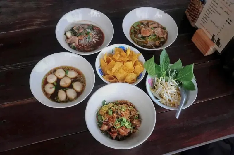 ก๋วยเตี๋ยว บ้านสวนอิงน้ำ