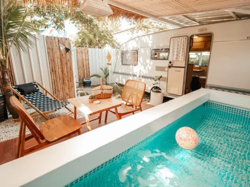 ที่พักรถบ้าน Sweet Box Bed & Breakfast เกาะล้าน ชลบุรี