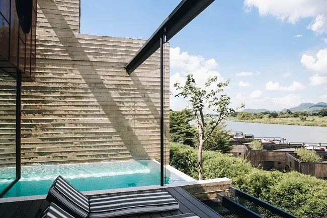 ห้องพัก Fallingwater Pool Villa ที่ Cross River Kwai
    