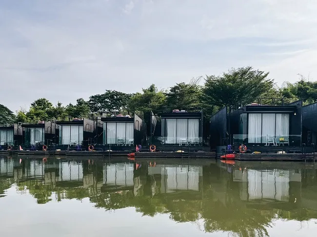 ที่พักแบบ XFloat Luxe Cabin ที่ Cross River Kwai