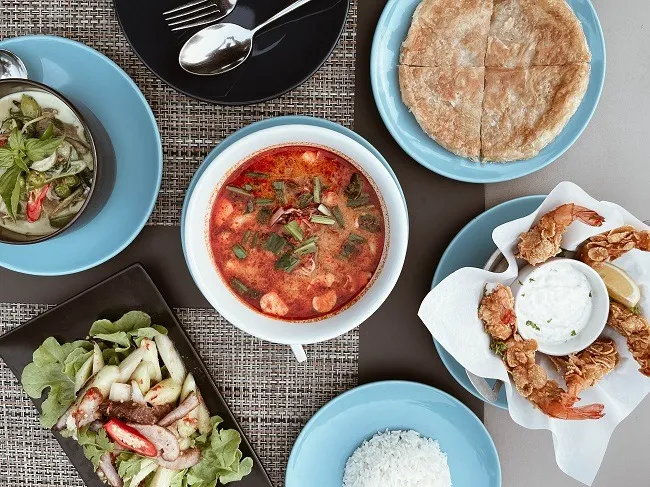 อาหารวางอยู่บนโต๊ะ ที่ Cross River Kwai Resort
    