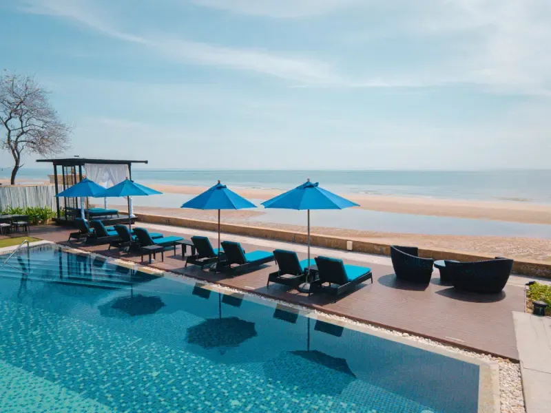 นั่งชิลฟังเพลงร้าน shoreline beach club