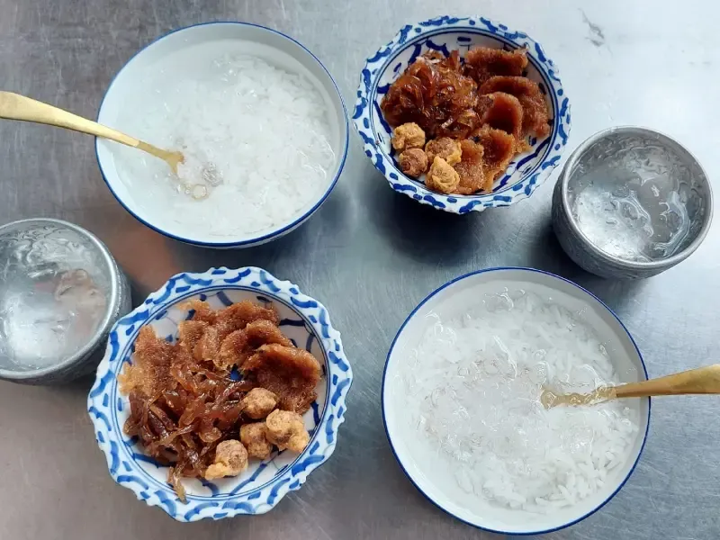 ร้านข้าวแช่เจ๊แอ๊ด เจ้าเก่าเมืองเพชรบุรี ร้านข้าวแช่เจ๊แอ๊ด เจ้าเก่าเมืองเพชรบุรี