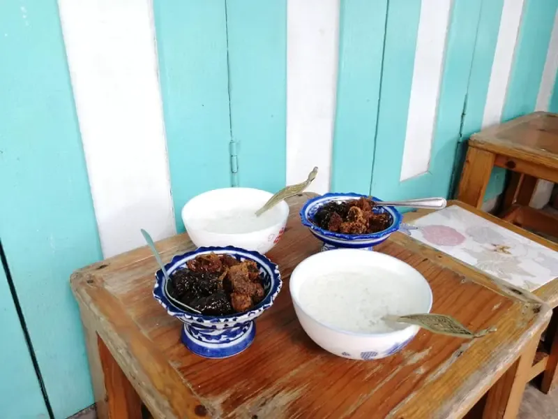 ร้านข้าวแช่ป้าเอื้อน ต้นตำรับเมืองเพชร ร้านข้าวแช่ป้าเอื้อน ต้นตำรับเมืองเพชร