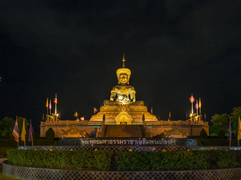 อุทยานเพชรบุระ พุทธมหาธรรมราชาองค์จำลอง