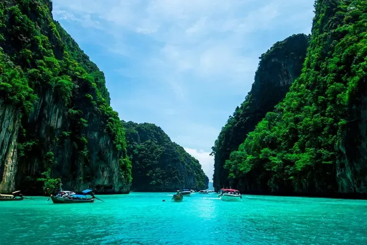 เรือแล่นอยู่ในทะเลภูเก็ต