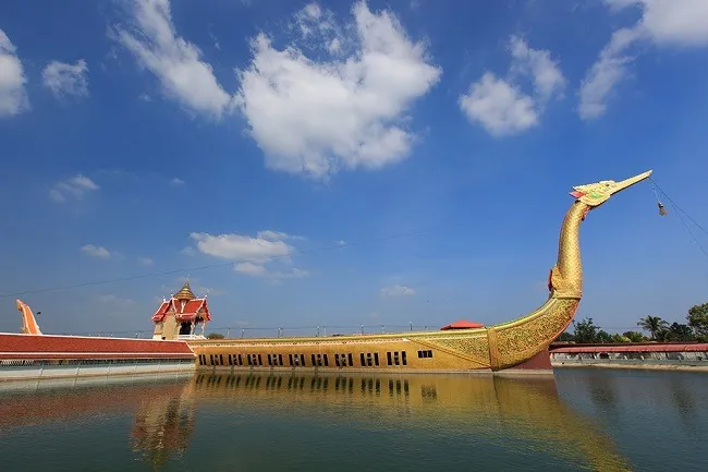 เรือสุพรรณหงส์จำลองในวัดสระลงเรือ
